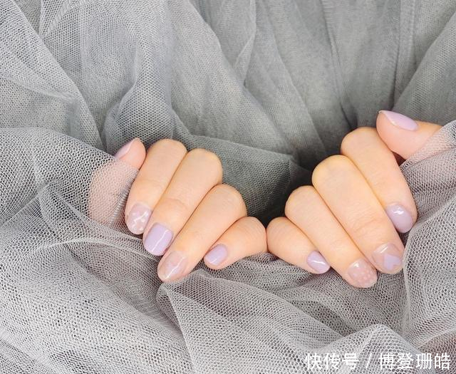  女生：手不白的女生，试试今年流行的“香芋紫美甲”，高级又显白！