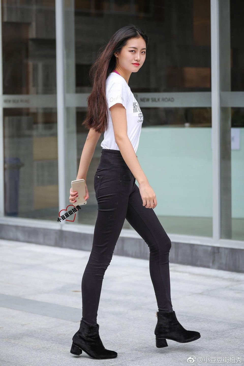 一点点街拍：模特大赛上的美女姐姐，笑容满面很漂亮，身段那么好