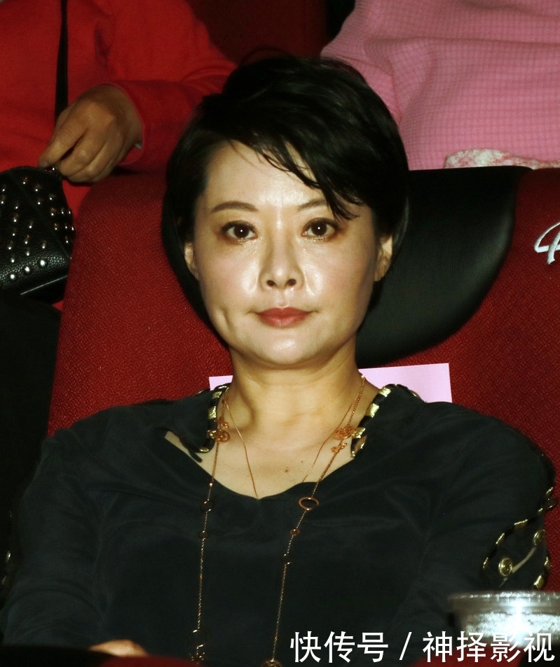 【中年】袁立真会“藏肉”,中年发福却穿出高挑感,简约搭配也能很时髦