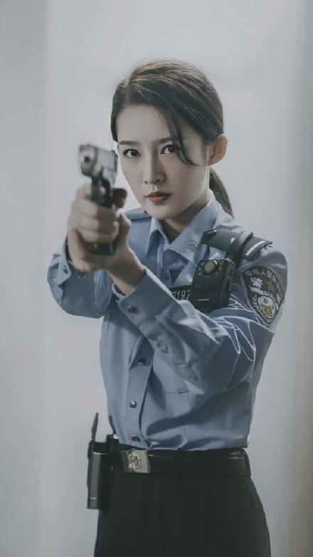  『勒出』李沁的“警服照”火了！一根皮带勒出细腰，终于相信她只有85斤