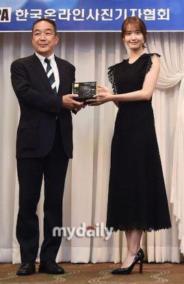 林允儿获得年度最佳上镜奖,一身黑色连衣裙,全身散发着女神气质