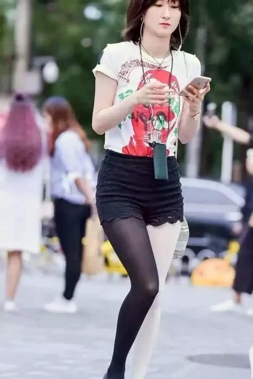 黑白丝袜混搭，是辣眼睛还是秀长腿？