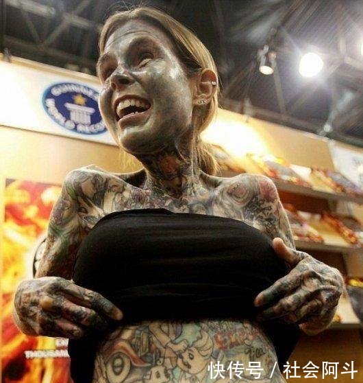 ?女孩将自己全身纹满纹身，不为追求潮流，原因却让所有人同情