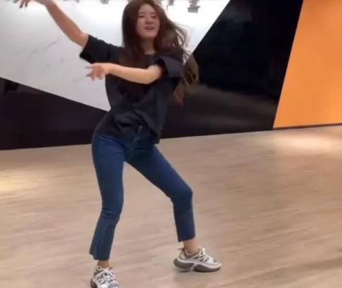 「胖子」赵露思晒出跳舞减肥视频，看了她的腿，这让我们胖子怎么活？