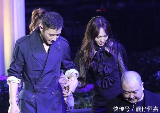 唐嫣牵手姿势引热议,后台采访拒谈感情,罗晋一