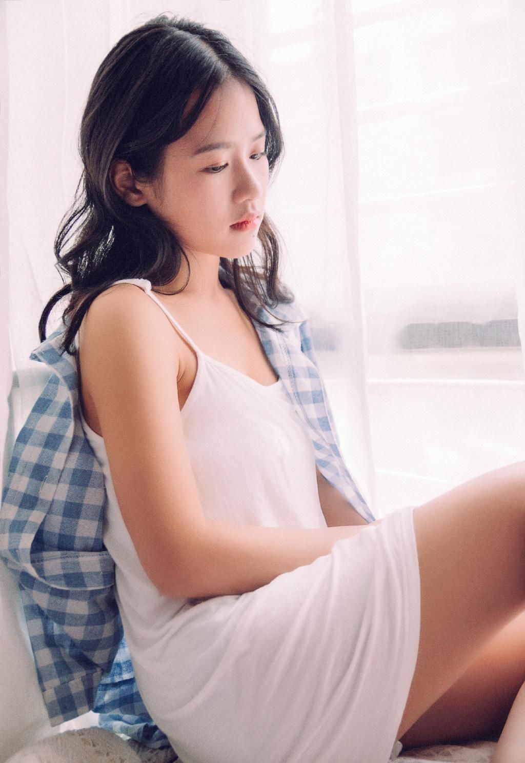 睡衣美女白色吊带低胸爆乳美女图片