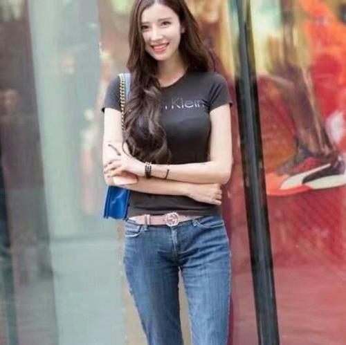 牛仔裤清新复古，却不会过分娇柔做作，和紧身衣是是绝妙搭配哦