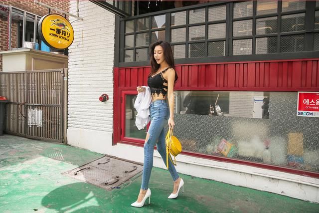 身材匀称的牛仔裤美女，双腿纤细修长，穿出女王气质！