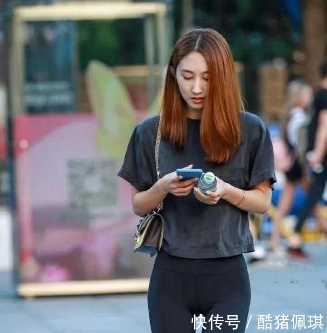 底裤：简约而不简单，街拍女神微胖身材的紧身打底裤小姐姐