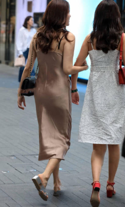 气质美少妇穿冰丝睡衣上街，光滑清凉感十足，尽显胯宽腰圆好身材