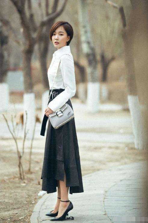 看了王珞丹的这双鞋, 男人都要怀疑人生, 网友: 这怎么走路?