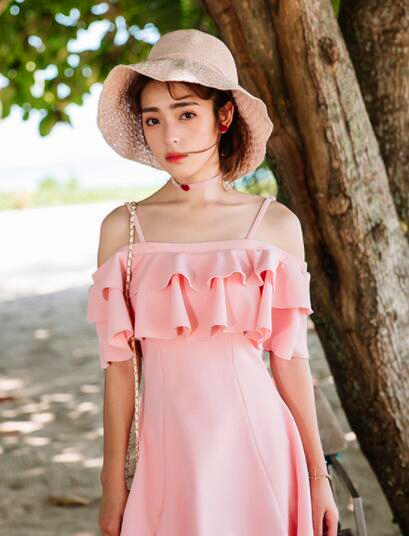 身材极佳的泳衣美女，勾勒出婀娜身材，尽显女神的潮流感