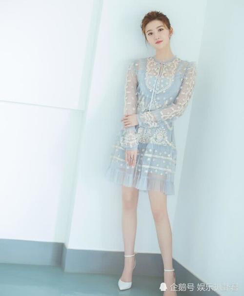景甜穿镂空长裙出席活动,坐在人群中闪闪发光,网友:不用PS颜值