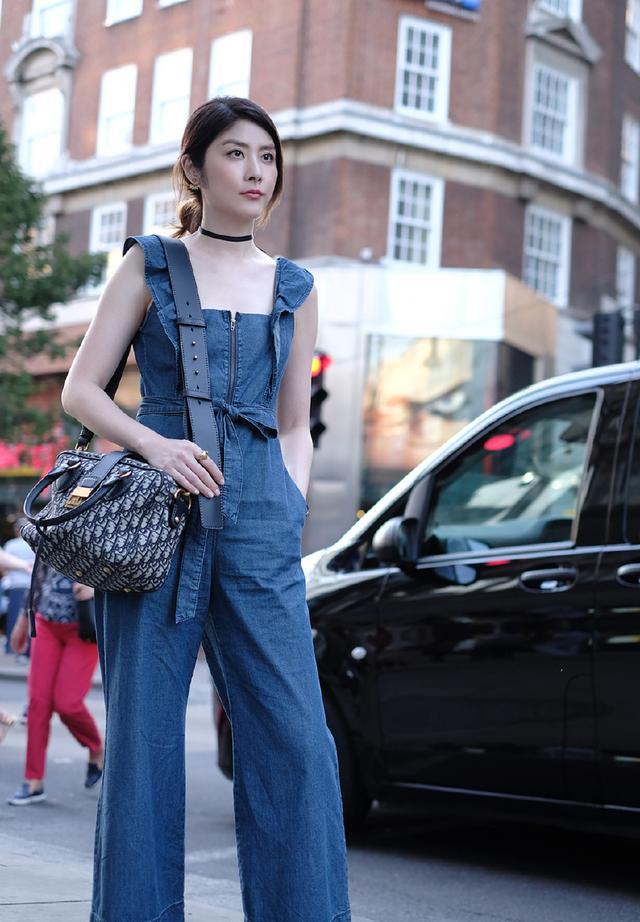 45岁陈慧琳亮相活动，身穿白色蛋糕裙来显嫩，却被鞋子毁了造型