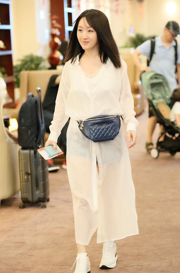 47岁杨钰莹好嫩，穿一件白色长裙美回少女，网友：只有27岁吧！