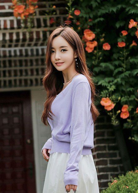  [美女]街拍：波浪卷长发美女，淡紫色非常衬托白皙的皮肤，很优雅