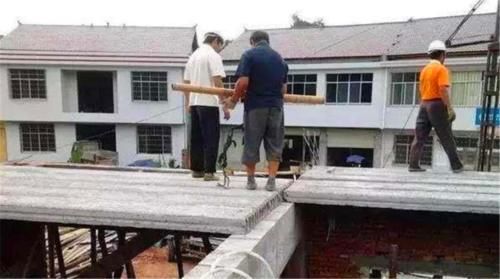  看着@农村里抬预制板都是四个人抬的，看着走得很轻松，那预制板