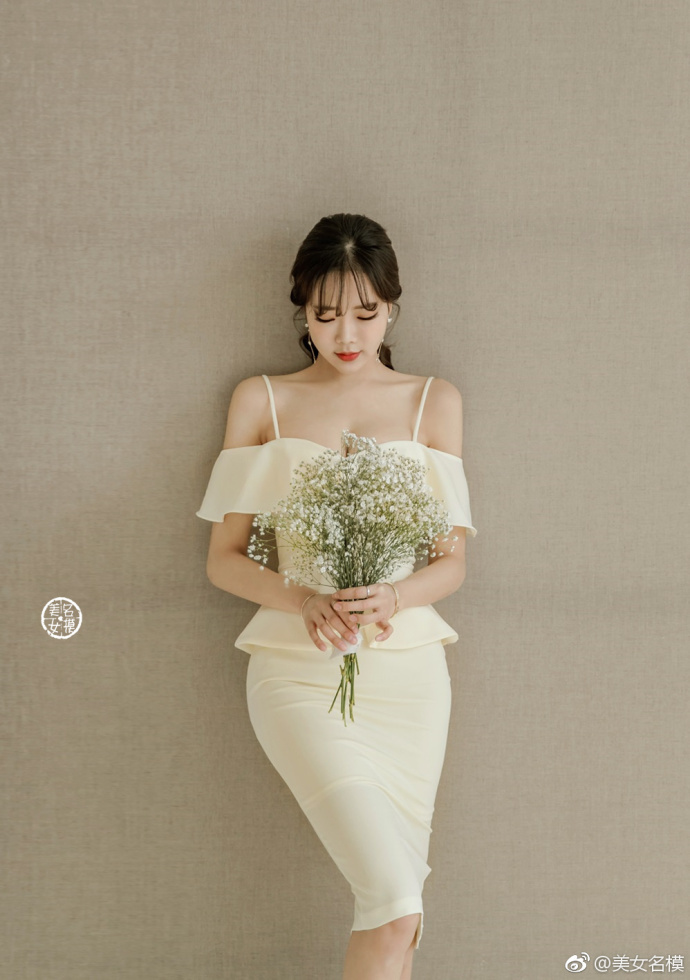 室内美女写真集,美女精致包臀裙套装,突显魅力,时尚又潮流!