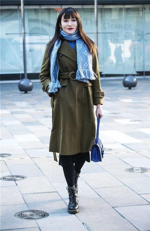 街拍：姑娘爱美，她们更喜欢抓拍的自然美