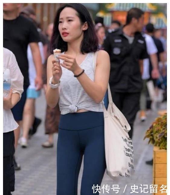 【白皙】街拍:皮肤白皙的小姐姐,一件黑色上衣配黑色短裙,时尚魅力迷人