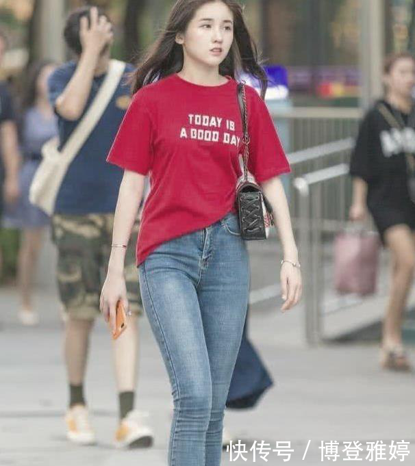  「蓝色」蓝色的牛仔长裤，简单又大方的版型，十分的清新淑女范