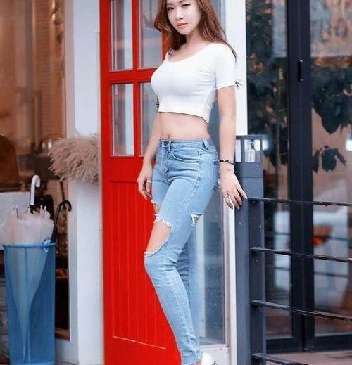 清纯动人的女神，搭配时髦牛仔裤，秀出窈窕的身材！