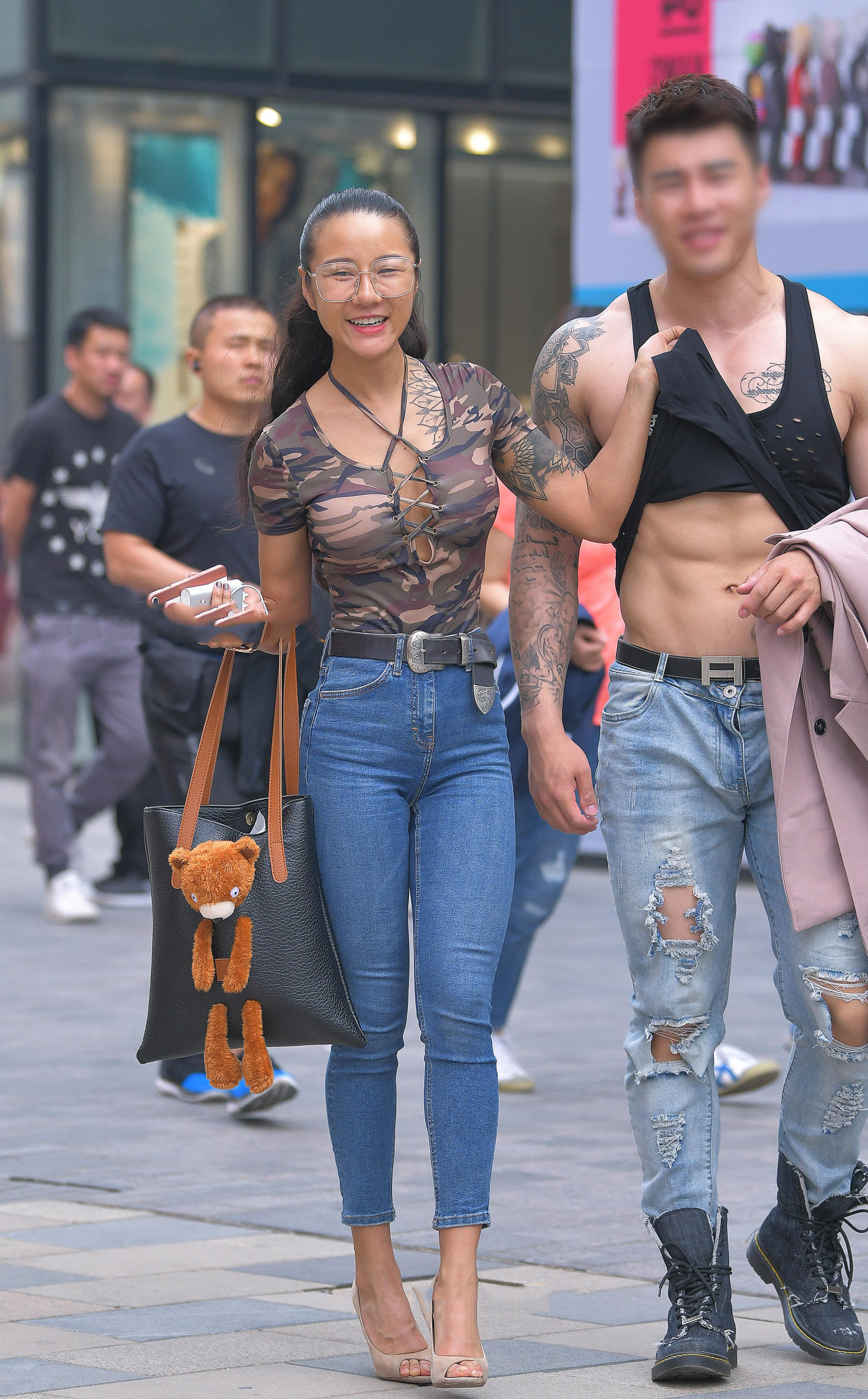 气质小姐姐紧身裤勾勒出丰腴翘臀，丰硕美腿，一看就经常锻炼