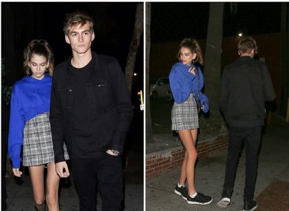 关晓彤都快把高腰裙提到胸口了，裙子还穿反?网友:这腿看了想跪