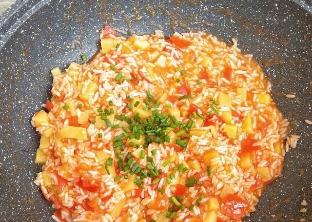 『米饭』2个番茄一碗米饭,这样做一锅不够吃,连菜都省了,好吃到舔盘