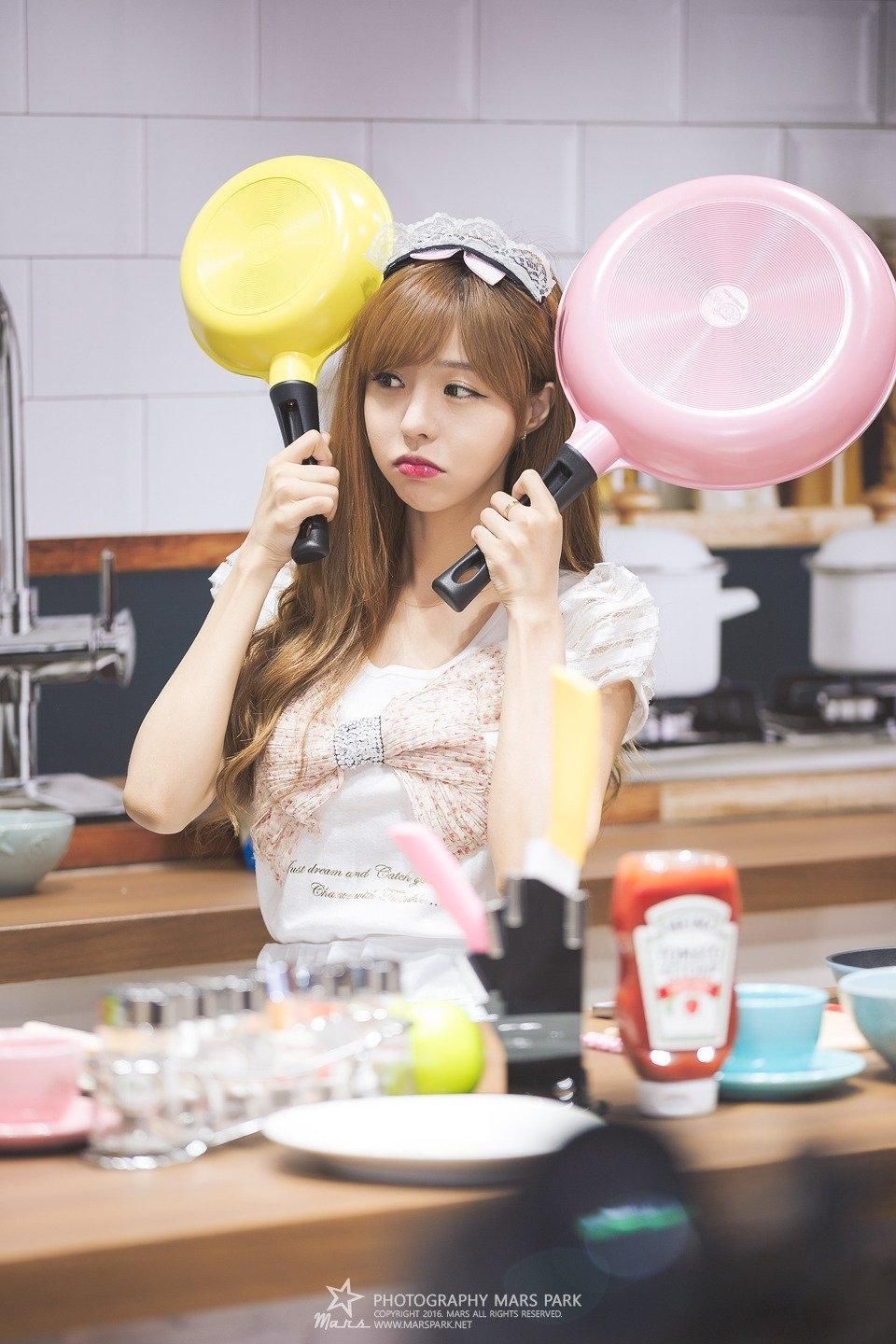 韩国美女徐珍儿穿短裙拍写真，笑容甜美身材丰满又迷人！