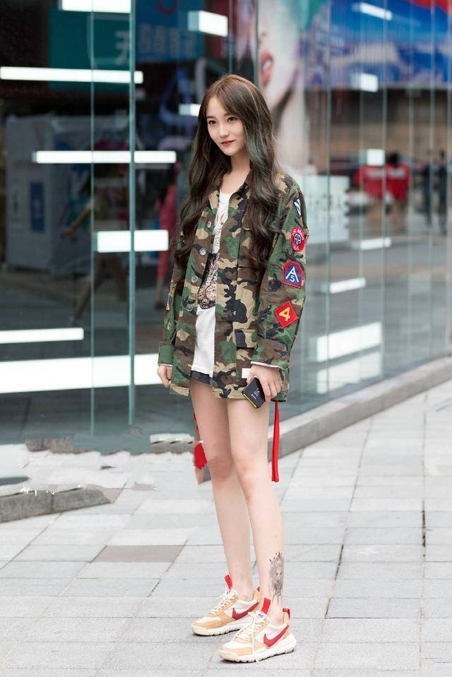 街拍:美女黄色深V吊带+短裙，美腿只是为了展示时尚魅力!