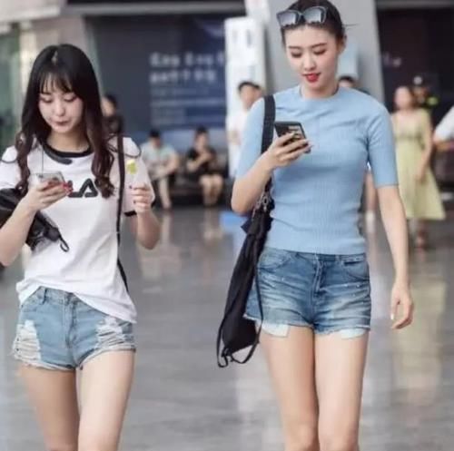  【美女】养眼女神街拍：倾城倾国的美女，一条黑色的吊带连衣开叉裙，时尚魅力十足