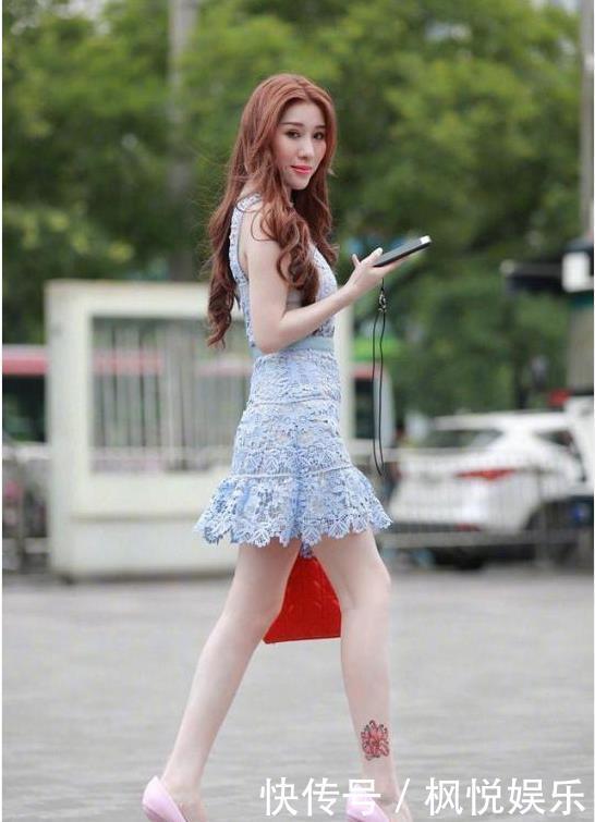 「 逛街」这样的穿搭,绝对是一道亮丽的风景线,街拍:图1闺蜜两人逛街