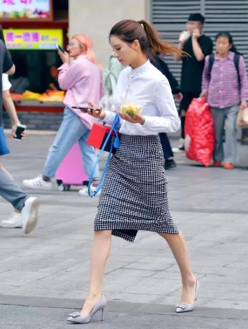 『风范』街拍:温柔可人的美女,一件白色衬衫配格子长裙,时尚气质风范