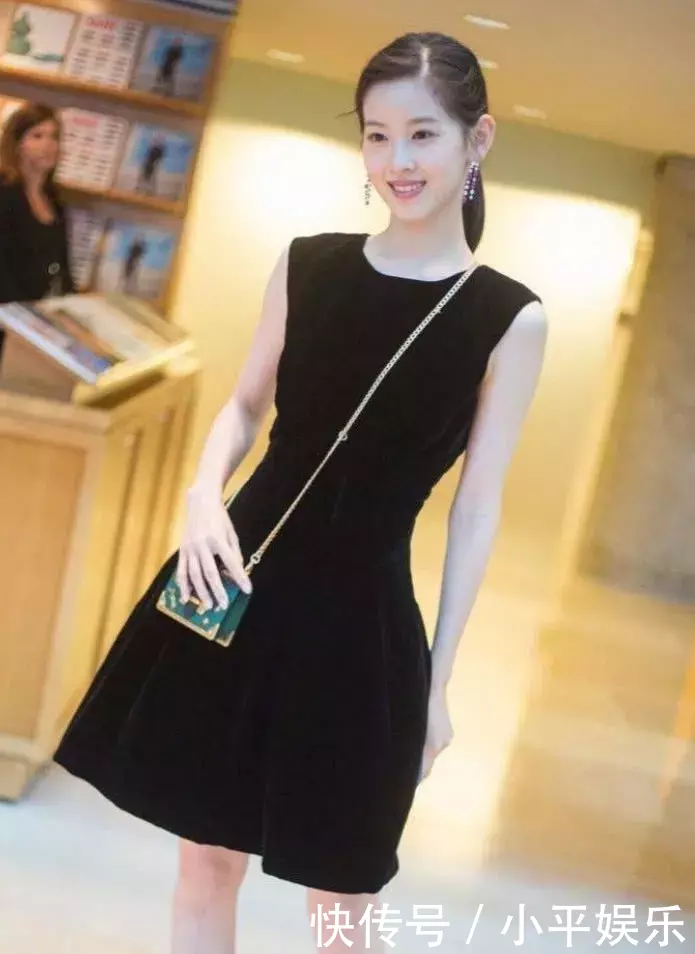 章泽天穿吊带连体衣，由甜美变性感了，奶茶妹妹你真的不心痛吗？