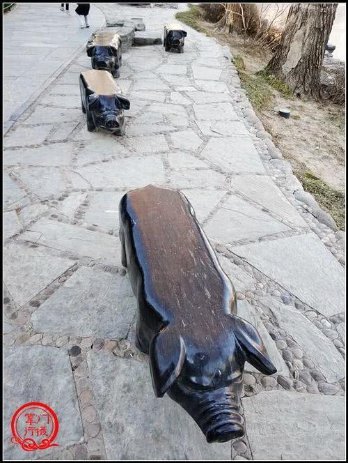 北京市内唯一一座具有田园风光的山村野趣公园，四头猪在路旁应景