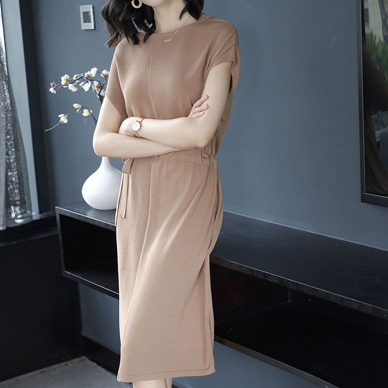 女人一旦过53，不缺钱的，中高级裙+小高跟，美得让人措手不及