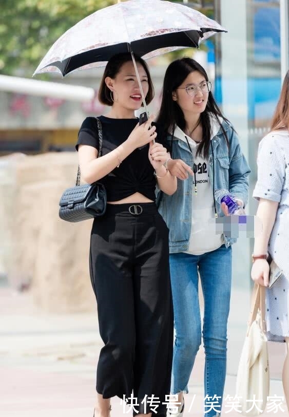 不易■风格简单不易出错!,路人街拍:两个时尚小姐姐教你搭配