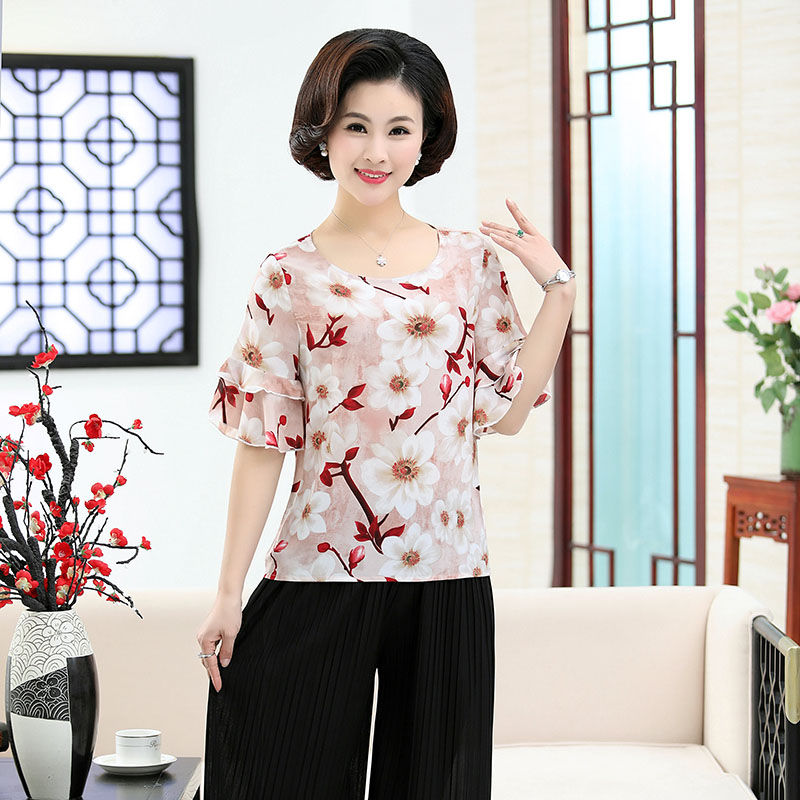 60岁婆婆穿得这款秋装太美了，超减龄，看上去像40岁