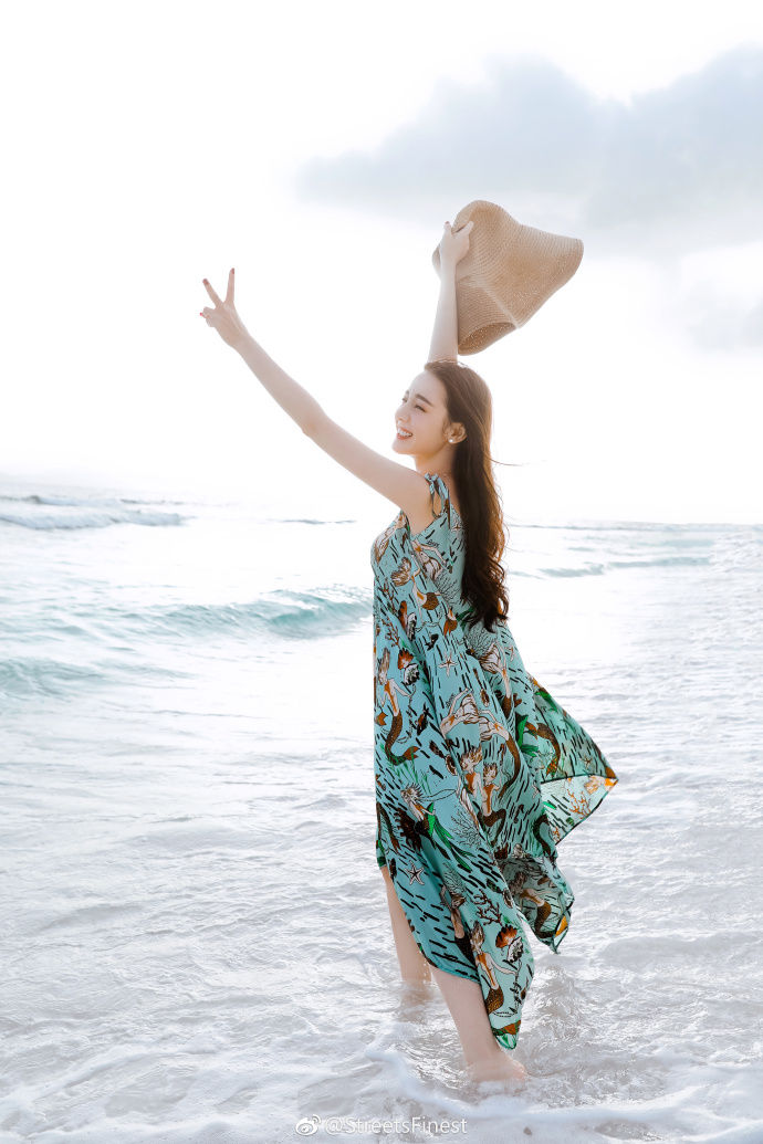 迪丽热巴身穿印花长裙踏浪的热巴，简直就是最美的风景