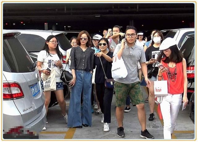 看了刘诗诗的阔腿裤，再看杨丞琳，网友：一个九头身，一个五五分