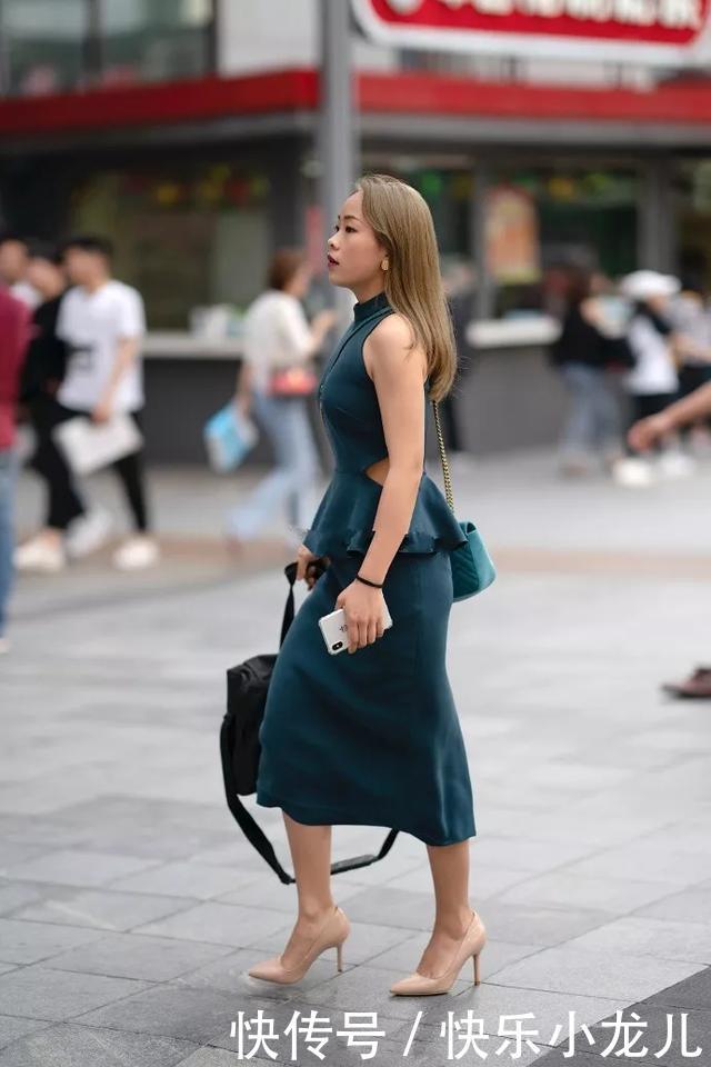  身上穿着一：街拍：美女一双尖头的裸色高跟鞋，勾勒出优雅的身姿，气质迷人