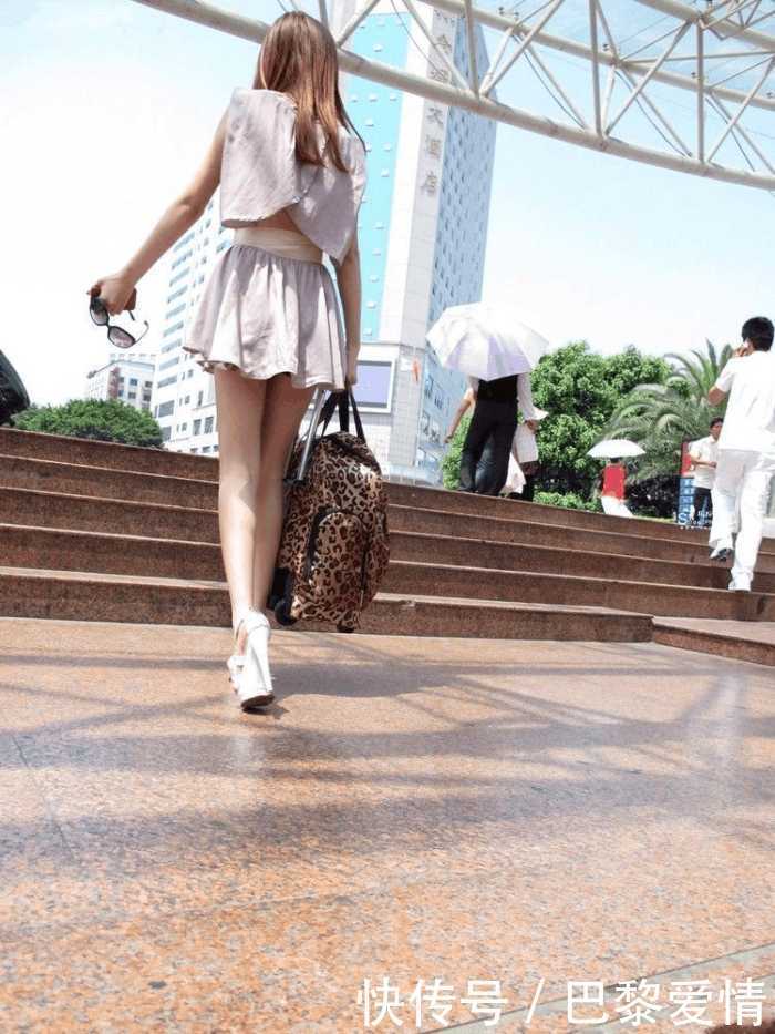 路人街拍：?紧身牛仔裤搭配黑色T恤的小姐姐，身材曲线分明