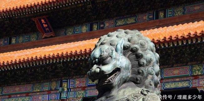 故宫旁边有个石狮子，游客不愿靠近，当地人也劝游客不要拍照