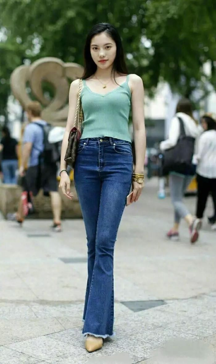 街拍 白腿小姐姐让人高看一眼 这曲线美不一般