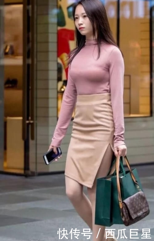 『 粉色』搭配浅咖啡色半身裙,彰显气质女人的魅力,藕粉色修身长袖