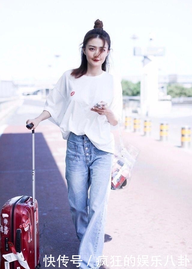 徐璐太胆大了！竟敢把短裙提到腿根，网友：为显腿长呗！