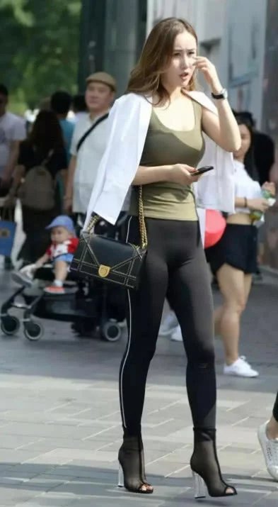 你们最爱的紧身裤包臀，勾勒出完美曲线，丰满不是胖啊