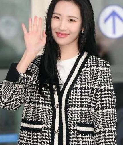  『打造』运用经典色打造时髦造型!早春实用穿搭指南,你最pick哪一套