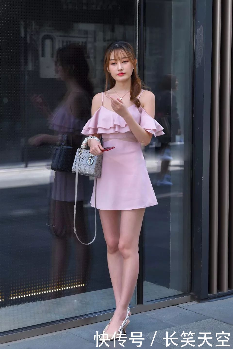  「随行」美女姐姐紫色吊带裙搭配高跟鞋，让美丽与你随行